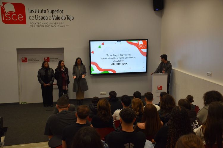 Estudantes de Gestão Turística do ISCE recebem visita de alunos da Câmara de Comércio Italiana Foto 1