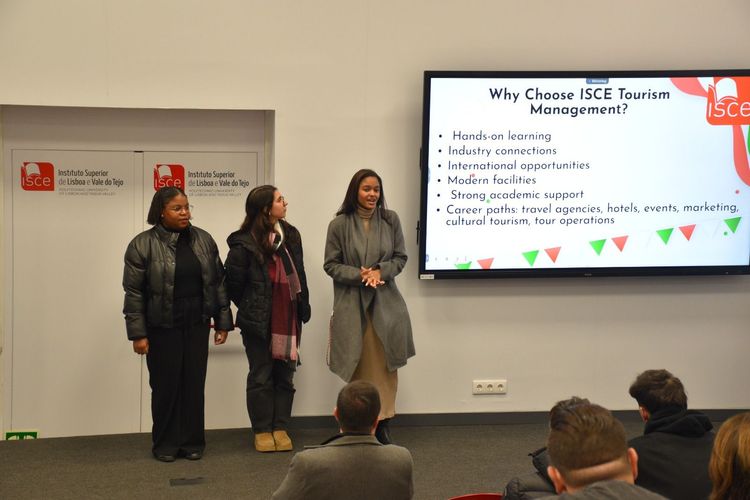 Estudantes de Gestão Turística do ISCE recebem visita de alunos da Câmara de Comércio Italiana Foto 2