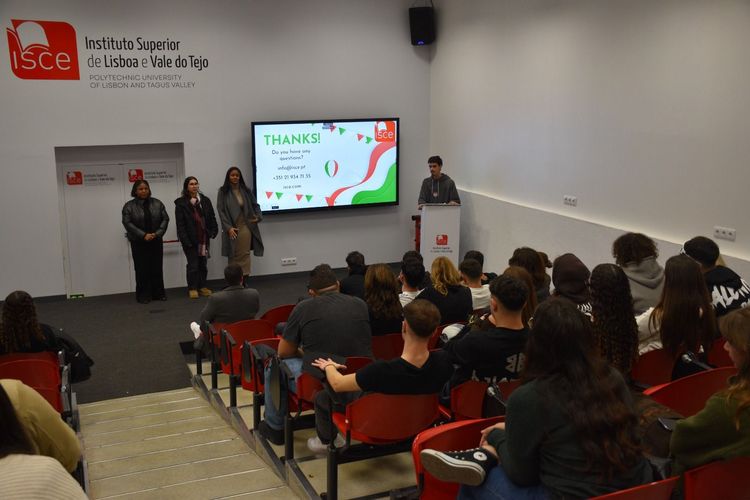 Estudantes de Gestão Turística do ISCE recebem visita de alunos da Câmara de Comércio Italiana Foto 3
