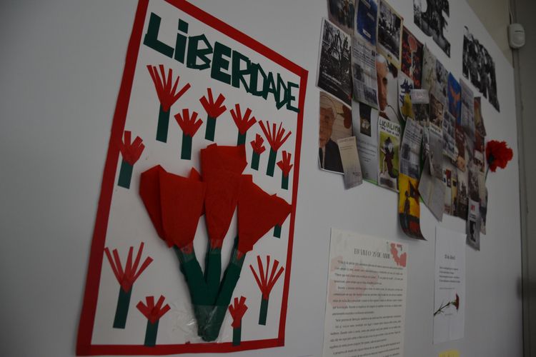 "Um Mural por abril" no ISCE Foto 1