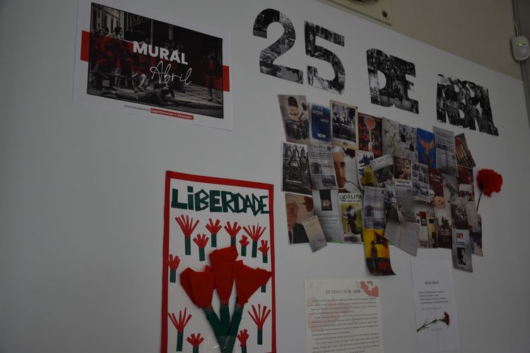 "Um Mural por abril" no ISCE Foto 5