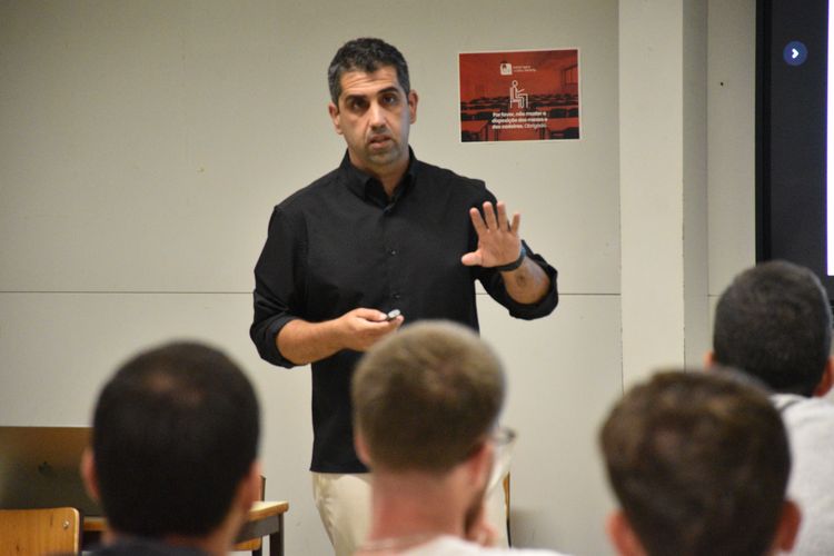Prof. Doutor Hugo Sarmento dinamizou conferência "Aplicação da Inteligência Artificial à Escrita Científica – Desafios e Oportunidades" Foto 2